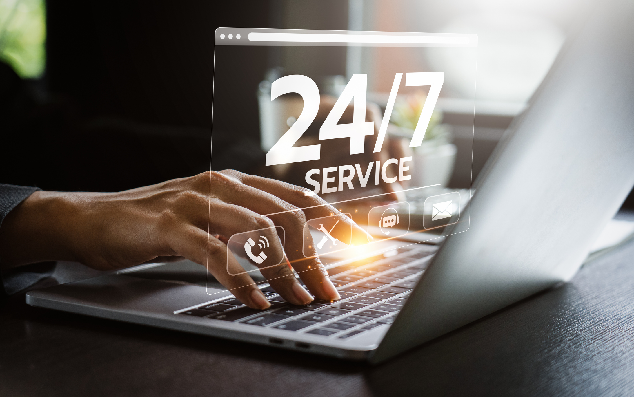 Laptop mit 24-7-Service Symbol